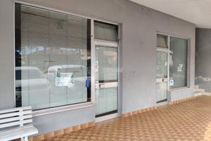 Ampio locale commerciale in posizione servita.