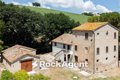 Rustico / Casale di 307 m² con più di 5 locali e b