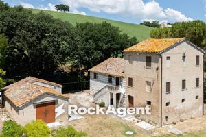 Rustico / Casale di 307 m² con più di 5 locali e b