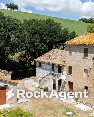 Rustico / Casale di 307 m² con più di 5 locali e b
