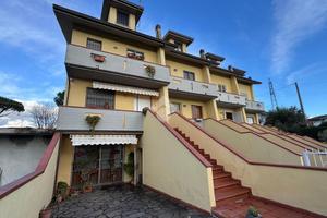 VILLA A SCHIERA A BUGGIANO