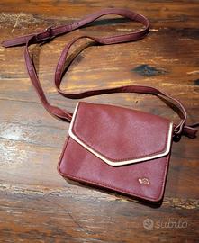 Borsetta a tracolla firmata Carpisa. 