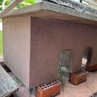 Cuccia in pietra con recinzione in metallo