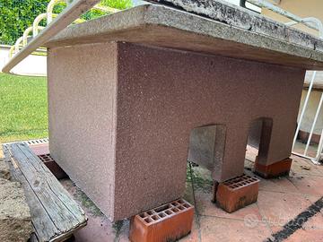 Cuccia in pietra con recinzione in metallo