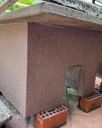 Cuccia in pietra con recinzione in metallo