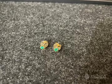 Orecchini punto luce in oro con smeraldo Colombian