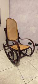 sedia a dondolo con seduta Thonet