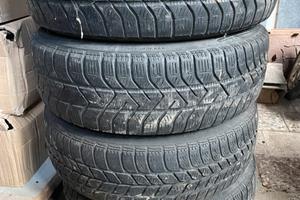 Cerchi in metallo con gomme invernali