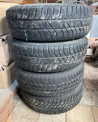 Cerchi in metallo con gomme invernali