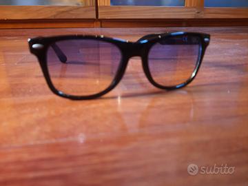 Occhiali montatura nera lenti sfumate