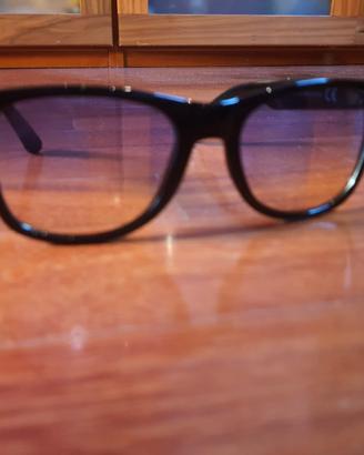 Occhiali montatura nera lenti sfumate