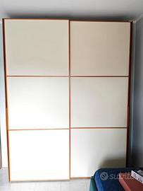 Armadio con porte scorrevoli