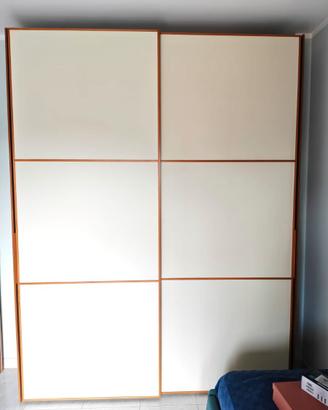 Armadio con porte scorrevoli