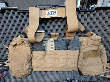 Materiale softair completo di giberna backup e tas