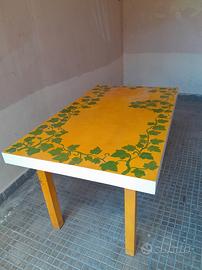 Tavolo decorato in legno