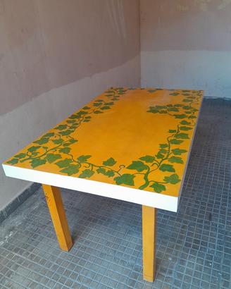 Tavolo decorato in legno