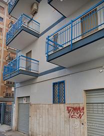 Ampio locale uso deposito o garage