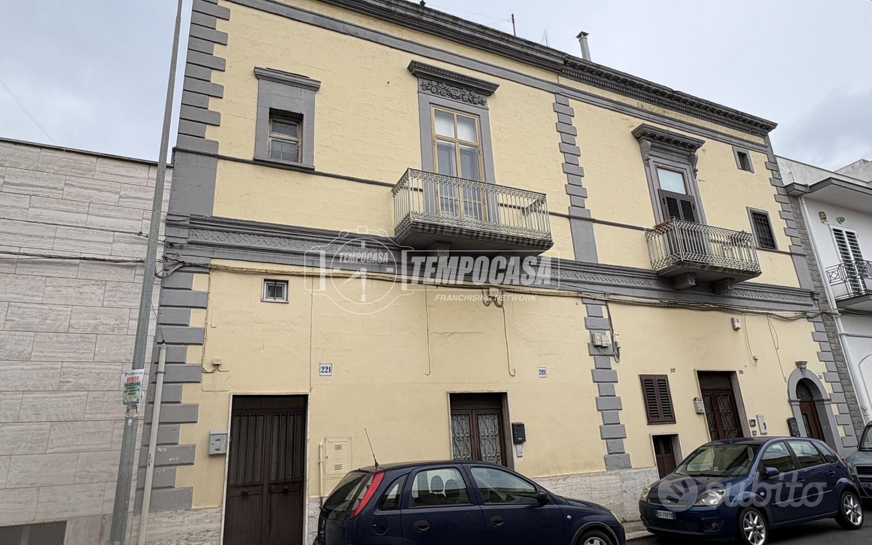 Casa indipendente, con cortile e terrazza.