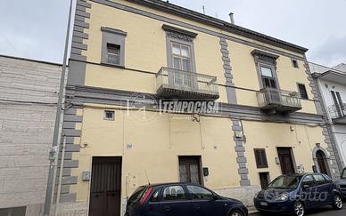 Casa indipendente, con cortile e terrazza.