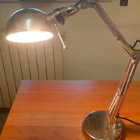 Lampada da tavolo snodabile in metallo