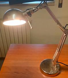 Lampada da tavolo snodabile in metallo