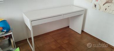 Scrivania Ikea bianca con cassetti
