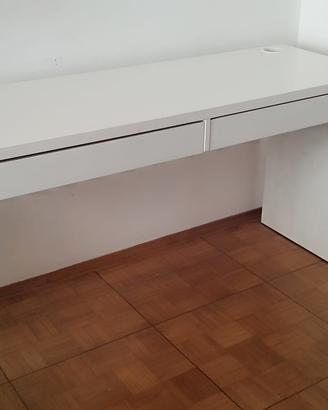 Scrivania Ikea bianca con cassetti