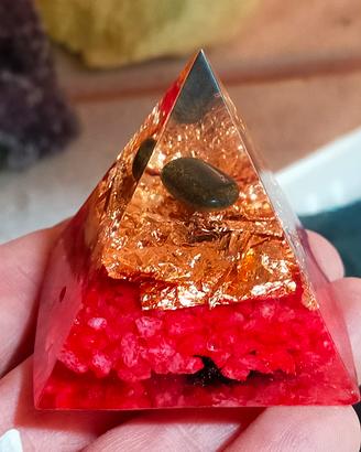 Piramide di Orgonite (rossa)