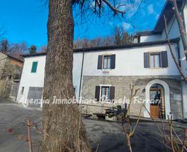 Camugnano villetta in sasso con giardino