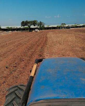 operatore agricolo lavori trinciatura e aratura 