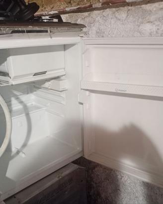 Frigorifero piccolo da incasso Indesit