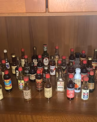 Collezione miniature Vintage di bottiglie di liq
