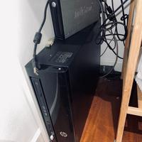 Pc fisso HP completo di schermo, tastiera, mouse.