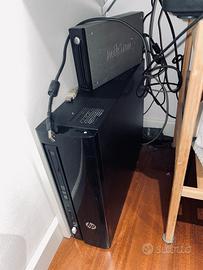 Pc fisso HP completo di schermo, tastiera, mouse.