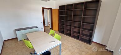 Ufficio con due ampie stanze