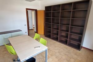 Ufficio con due ampie stanze