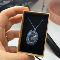 Ciondolo con quarzo ialino macramè