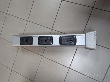 colonnina elettrica con presa bivalente e schuko