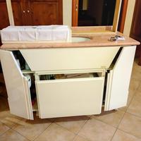 Lavandino in marmo con mobile e specchio