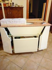 Lavandino in marmo con mobile e specchio