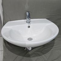 Lavandino con colonna senza rubinetto