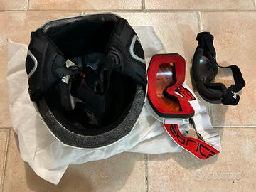 Casco da neve, occhiali da neve e maschera da neve