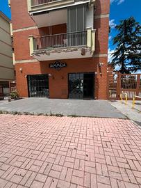 Locale commerciale fronte strada, dotato di tre p
