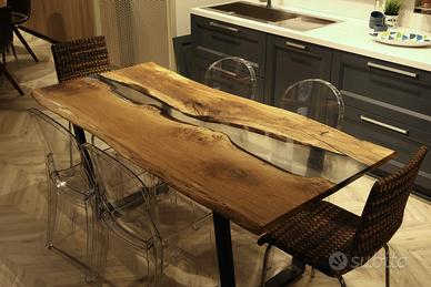 Tavolo in resina e legno con struttura metallo