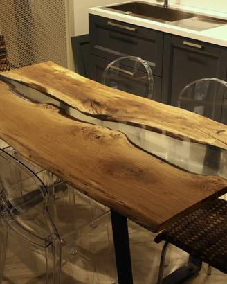 Tavolo in resina e legno con struttura metallo