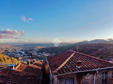 CASA SEMINDIPENDENTE A PESCIA