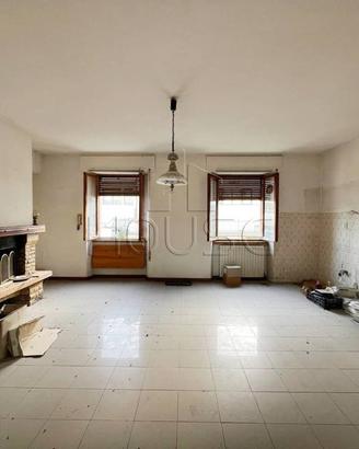 Appartamento di 200 m² con più di 5 locali e box a