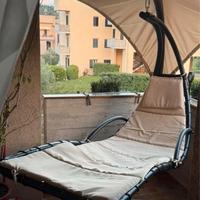 Lettino da giardino beige e nero