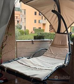 Lettino da giardino beige e nero