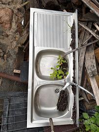 Lavandino in acciaio